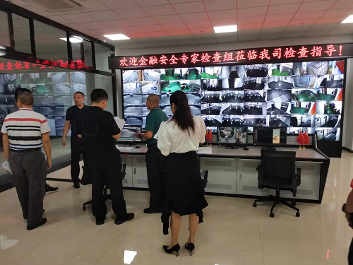 海口市銀行業(yè)金融機構安全評估小組蒞臨中金鷹押運護衛(wèi)公司檢查指導工作